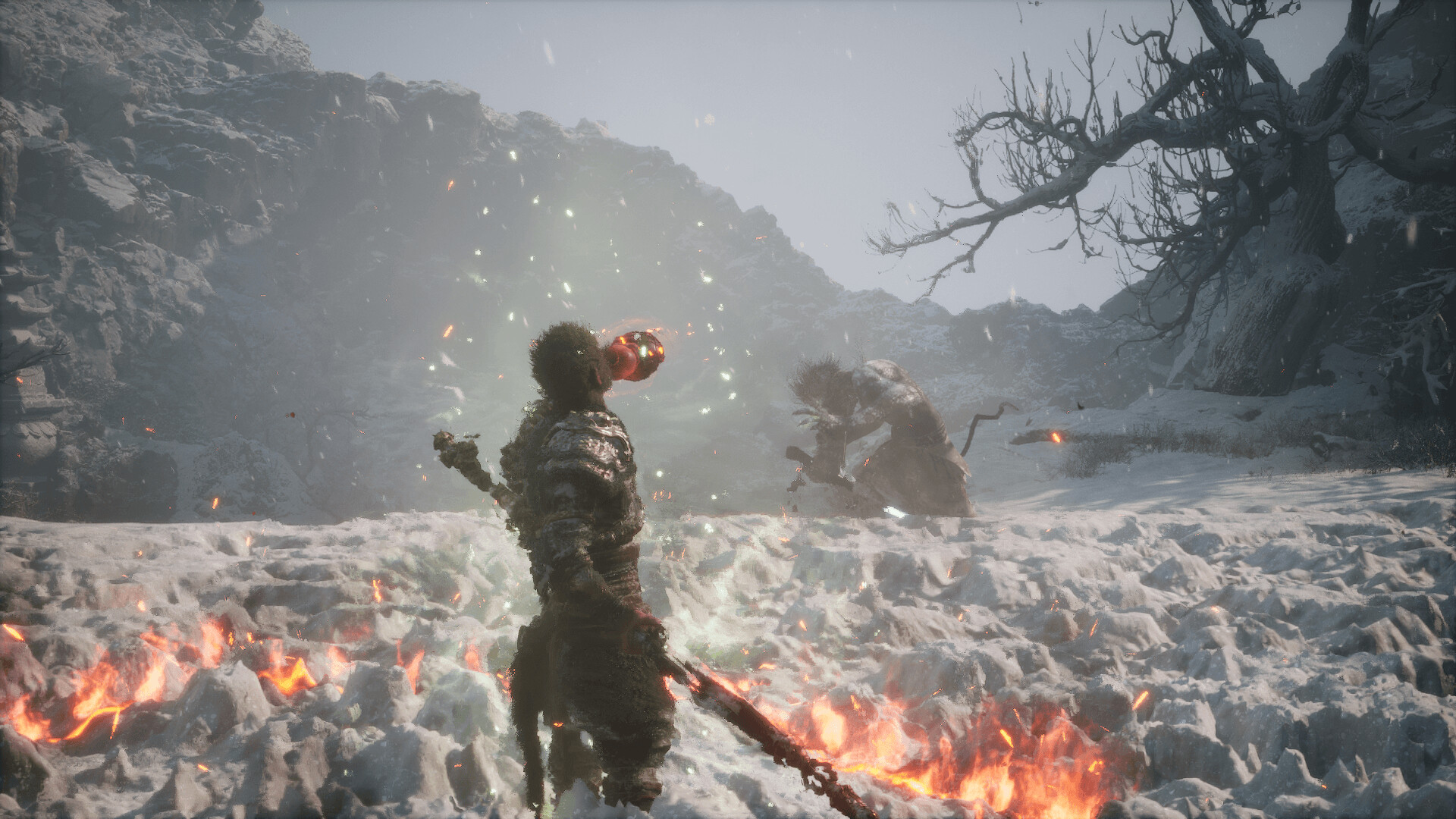 Joueur maniant une arme enflammee face a un boss dans Black Myth: Wukong