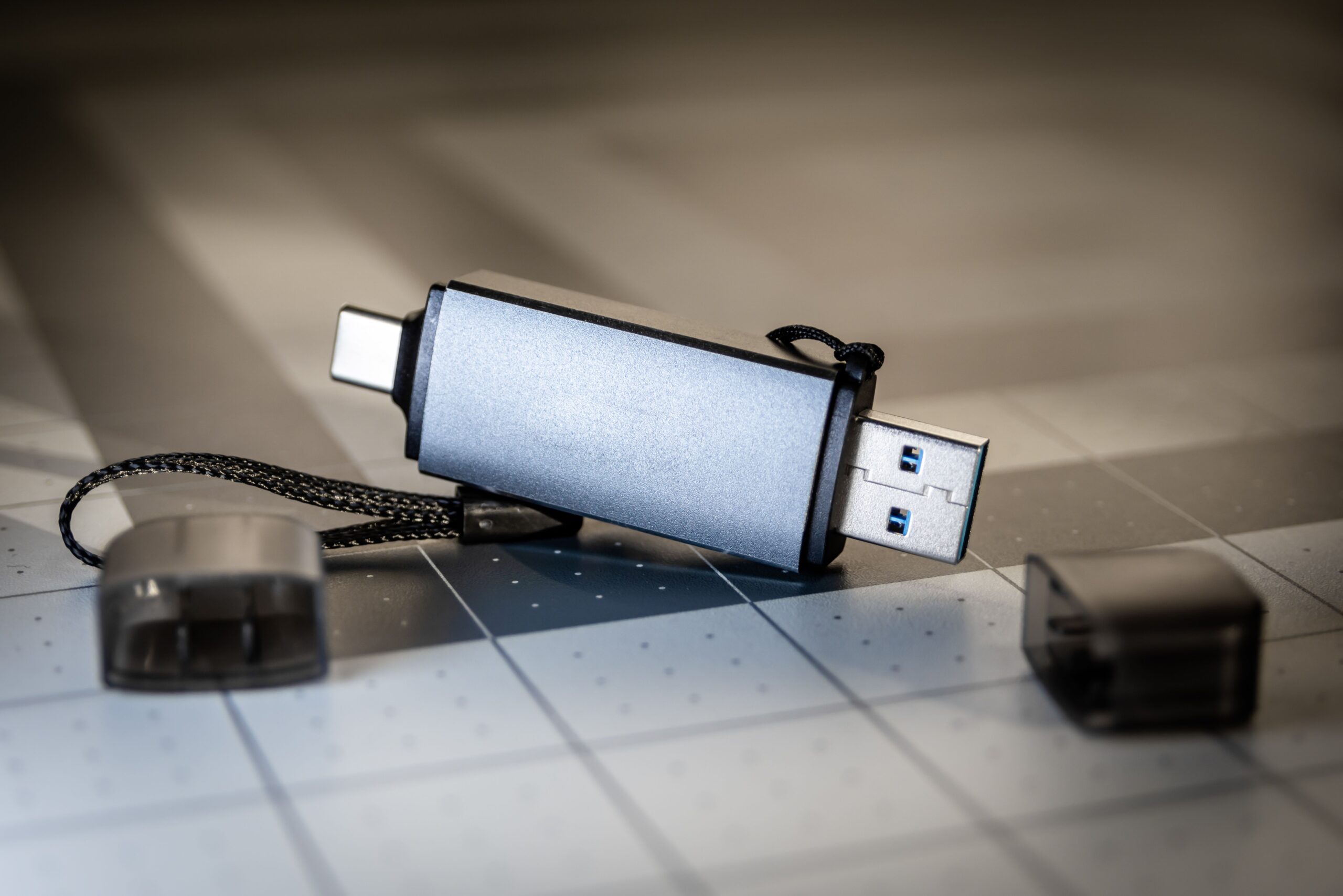 Gros plan sur une clé USB, à formater en FAT32 pour copier un CD de façon compatible avec tous les appareils