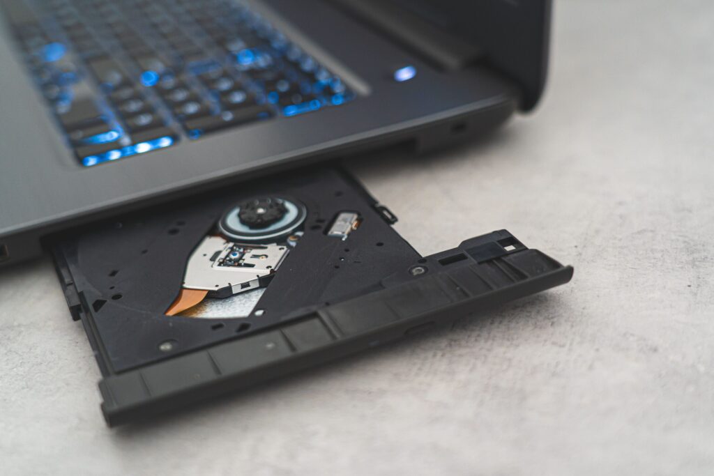 Ordinateur portable avec lecteur CD ouvert, utilisé pour copier un CD sur une clé USB