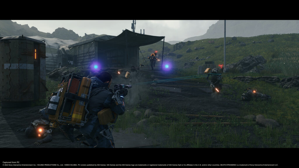 Capture d'ecran officielle de Death Stranding Director's Cut montrant un affrontement dans un camp de MULES