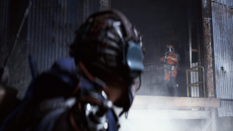 Scène de combat dans Arc Raiders entre un joueur et une sentinelle ARC ennemie dans un environnement industriel