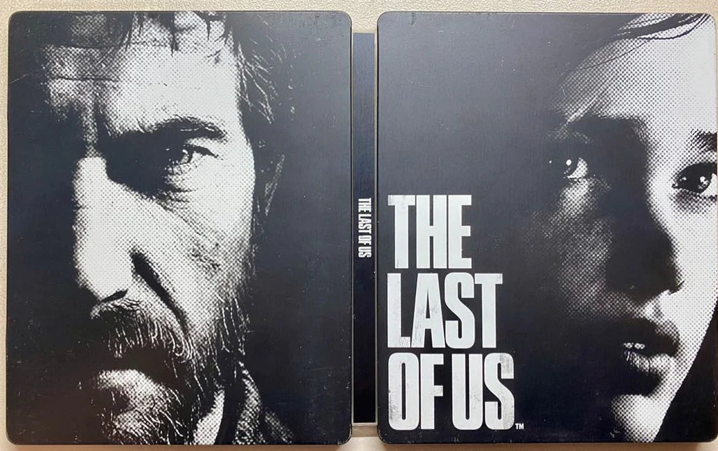 Photo réelle du steelbook The Last of Us Remastered ouvert, montrant l'artwork recto et verso de Joel et Ellie